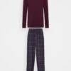Pier One Pyjama - Bordeaux/Dark Blue 1 Pier One Pyjama - Bordeaux/Dark Blue -Pier One 06bef4272d46448cb28fb055f1c1000a
