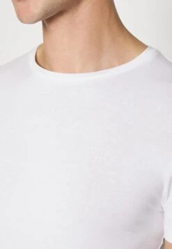 Pier One 3 Pack Muscle Fit- T-Shirt Basic - White 6 Pier One 3 Pack Muscle Fit- T-Shirt Basic - White -Pier One fbff782df8bd48e785ba49657f6e4762